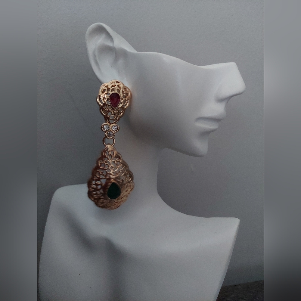 Timeless Elegance: Chic Classic Gold Color Drop Earrings - Picture 4 of 16